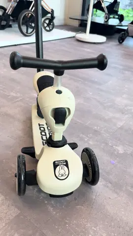 Jetzt neu bei uns, der Scoot and Ride Highwaykick 1 Push and Go in der süßen Miffy Edition 🤍🐰 Mega cool für kleine Entdecker, kommt vorbei in der HafenCity, schaut ihn euch an und macht direkt eine Proberunde 🛴✨ #hamburg #scootandride #roller #scooter #miffy 