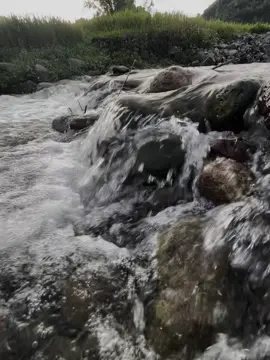 不是每個微笑都是快樂，有時它只是一種隱藏悲傷的方式。