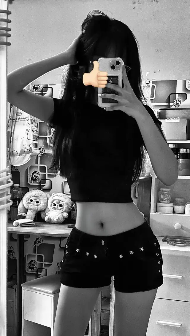 mẫu / ảnh pin chụp ảnh trc gương mặc áo màu đen  cre: Pinterest #fyp #xuhuong #viraltiktok #tiktok #ilovetiktok 