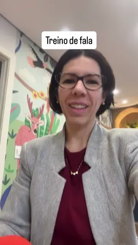 Treinar a fala da criança pode — e deve — acontecer de forma leve e natural no dia a dia 💕 Pequenas mudanças na forma como você brinca, conversa e interage com seu filho podem fazer toda a diferença no desenvolvimento da comunicação 🥰 Veja essa dica e comece hoje mesmo a estimular a fala do seu filho em casa ✨