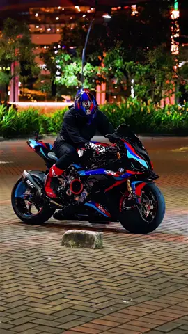 A BMW S1000RR é uma das motocicletas superesportivas mais avançadas do mundo, unindo alta performance e tecnologia de pista para as ruas.#BMW #motos #viraltiktok #s1000rr #2026 