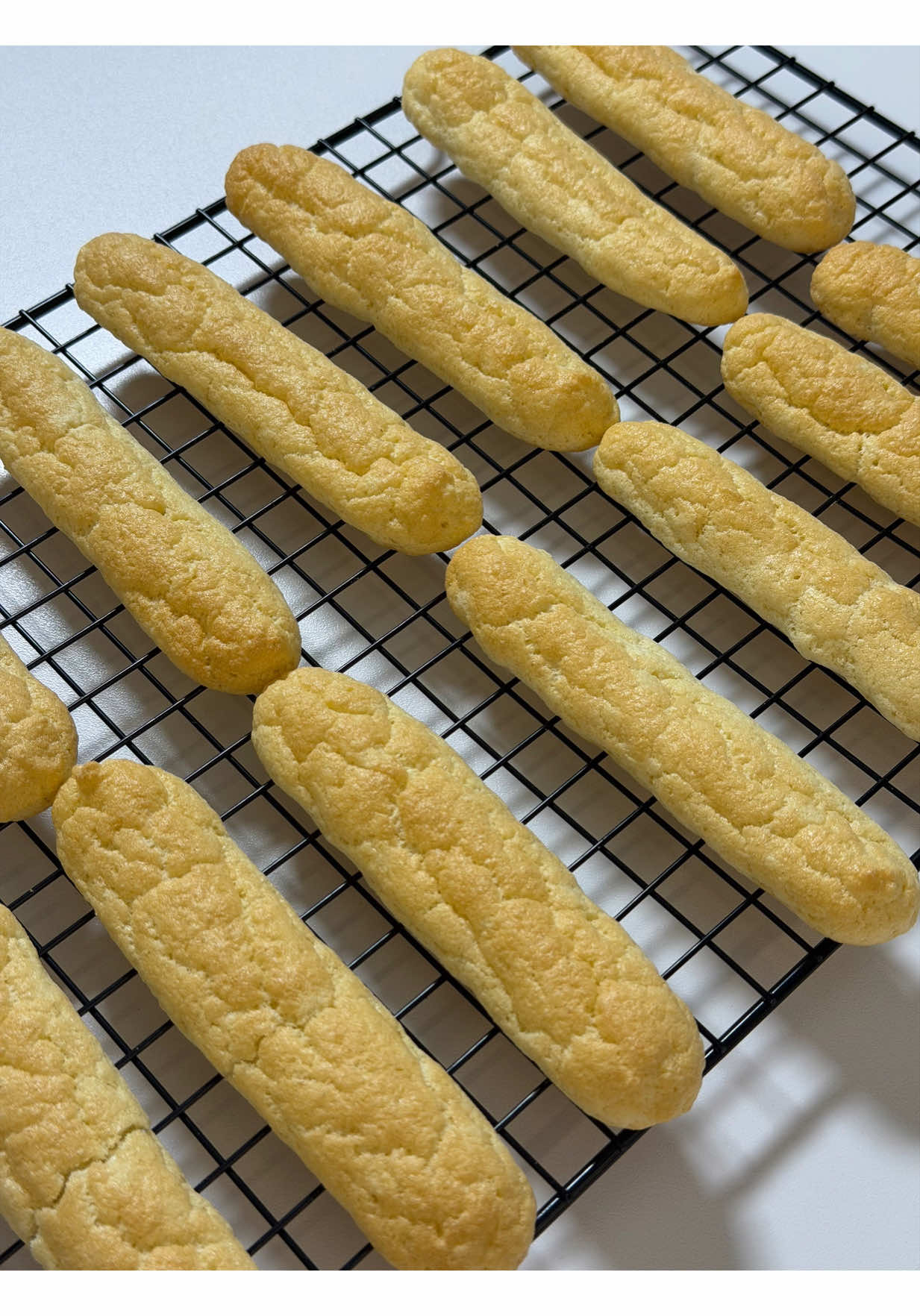 Диетическое печенье Савоярди 🍪БЕЗ САХАРА Яичный белок 3 шт  Яичный желток 2 шт  Рисовая мука 60 гр  Кукурузный крахмал 15 гр  Сахарозаменитель fitparad 5 гр  Ванилин 1 гр  Отделите белки от желтков,белки с щепоткой соли взбейте до устойчивых пиков  Желтки с сахарозаменителем взбейте до побеления и увеличения массы  Плавно перемешайте 2 массы, стараясь сохранить воздушную текстуру  Просейте все сухие ингредиенты и снова аккуратно перемешайте  Отсадите печенье на пергамент,выпекайте в заранее разогретой духовке до 170* 10 минут, далее выключите духовку,слегка приоткройте дверцу и оставьте печенье до полного остывания на 20-30 минут, таким образом оно еще подсушится и станет хрустящим  Используйте для тирамису или кушайте просто так 🥰 #ппрецепты #быстрыерецепты #правильноепитание #ппдесерты #низкокалорийныерецепты пп рецепты, пп десерты, здоровое питание, правильное питание, фитнес,спорт, здоровый образ жизни,безглютеновые рецепты, безлактозные рецепты,простые рецепты, быстрые рецепты, рецепты без сахара, рецепты для похудения  без глютена,быстрые рецепты,диетические рецепты,веганские десерты, десерты для диабетиков 