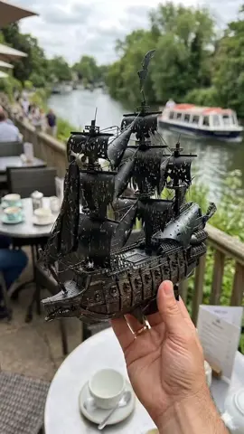 369 ชิ้น พับกันจนมือหงิก! เรือผีสิง Flying Dutchman โมเดลโลหะที่เท่แบบตะโกน แต่คนต่อเกือบขิตตอนพับชิ้นที่ 300 ☠️ งานจริงสวยตาแตก เงาสะท้อนโลหะสีดำคือดีย์ ไม่จกตา ไม่แปลกใจทำไมคนชอบโมเดลต้องมีติดบ้าน ​ถามจริง... คนที่ต่อเรือลำนี้จบแบบนิ้วไม่ล็อก เขากินอะไรเป็นอาหารกลางวันครับ? คอมเมนต์บอกบุญผมที จะไปซื้อมากินบ้าง! 🤣👇​#Piececool #TheFlyingDutchman #โมเดลเรือ #โมเดลโลหะ #3DMetalModel 