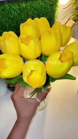 Florero de tulipanes con base 