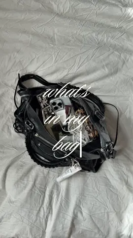 what's in my bag? (aesthetic version) . . . . . #romantisizeyourlife #girlythings #SelfCare #cleangirl #cozyvibes