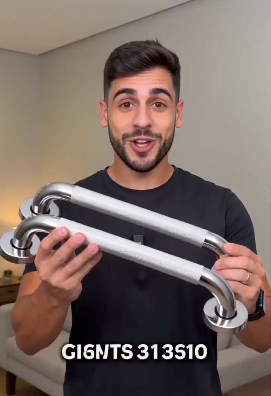 Um simples escorregão no banheiro pode causar grandes problemas. 🚿⚠️ Com este corrimão de aço inox, você ganha mais apoio e estabilidade ao entrar e sair do box, levantar-se com segurança e se movimentar em áreas molhadas. Ideal para idosos, gestantes, pessoas em recuperação e para qualquer família que valoriza a segurança dentro de casa. Mais proteção, mais confiança e mais tranquilidade todos os dias. ❤️ #SegurancaEmCasa #AchadinhosTikTok #TikTokShopBrasil #CasaSegura #tiktokshopbr77 