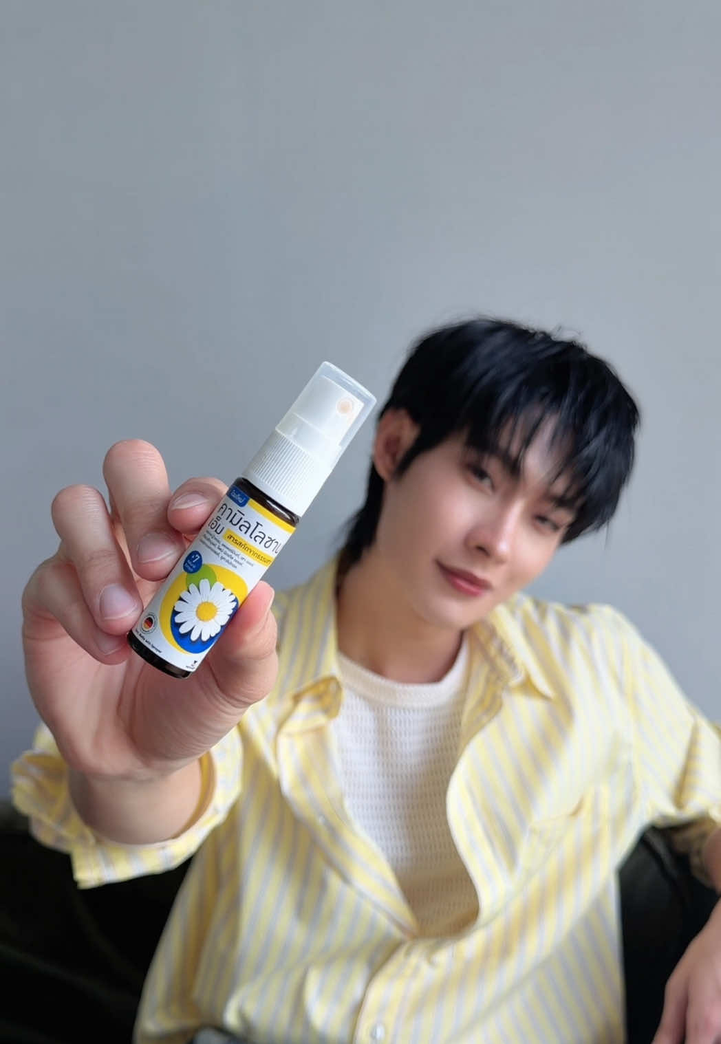 สายร้องเพลงอย่างเตอร์ เสียงคือของสำคัญ 🎤✨ ก่อนจับไมค์หรือใช้เสียงเยอะ ๆ ก็ต้องดูแลคอให้พร้อม คามิลโลซาน ตัวช่วยติดกระเป๋าที่พกพาสะดวก หาซื้อได้ง่ายตามร้านขายยาทั่วไป คามิลโลซาน ไอเท็มลับที่ขาดไม่ได้ของผม  #Kamillosan #คามิลโลซาน #สเปรย์พ่นคอ #เจ็บคอ