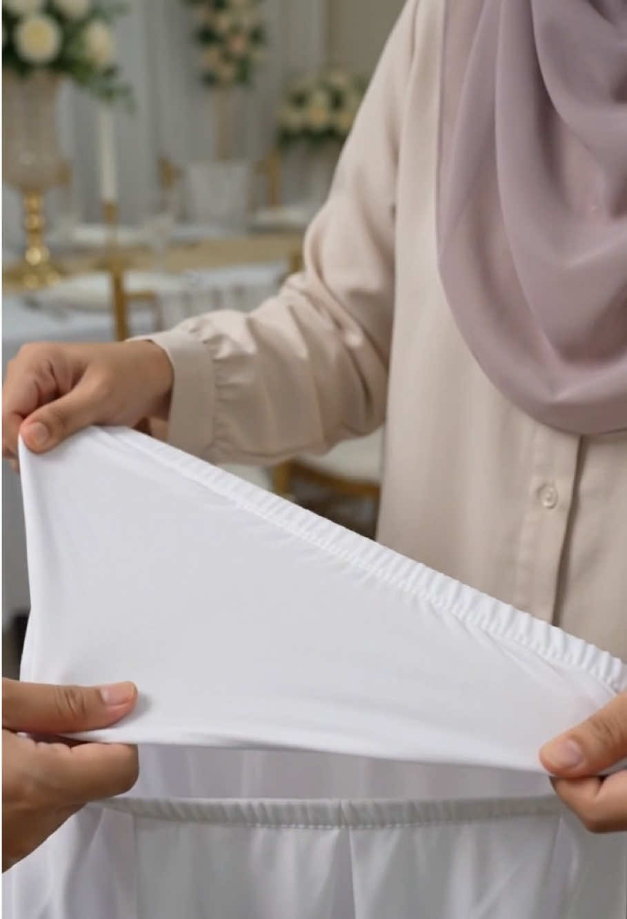Meja booth terus nampak kemas dalam beberapa saat dengan sarung meja elastik ini.  #stretchtablecloth #fittedtablecover #tablecloth #mejabooth #boothsetup 
