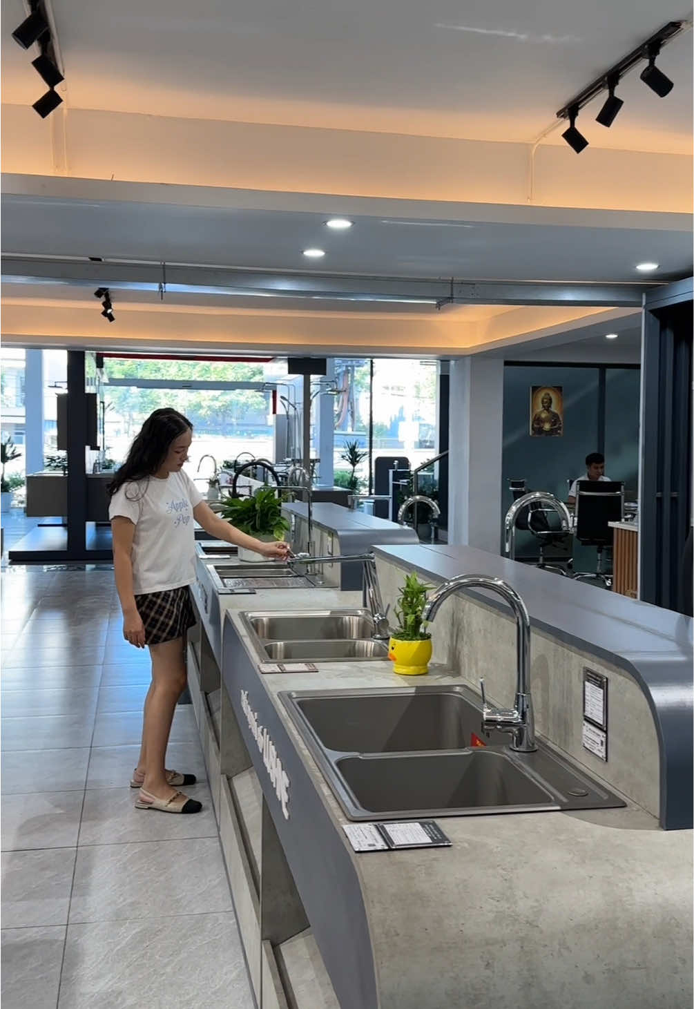 Ham rẻ khi xây nhà đôi khi là khoản phát sinh lớn nhất. Đừng bỏ qua những kinh nghiệm khi lựa chọn vật liệu/đơn vị thi công của mình trong video này nha. #HoaSenHome #xaynhatoiHoaSenHome #hoptaccungHoaSenHome