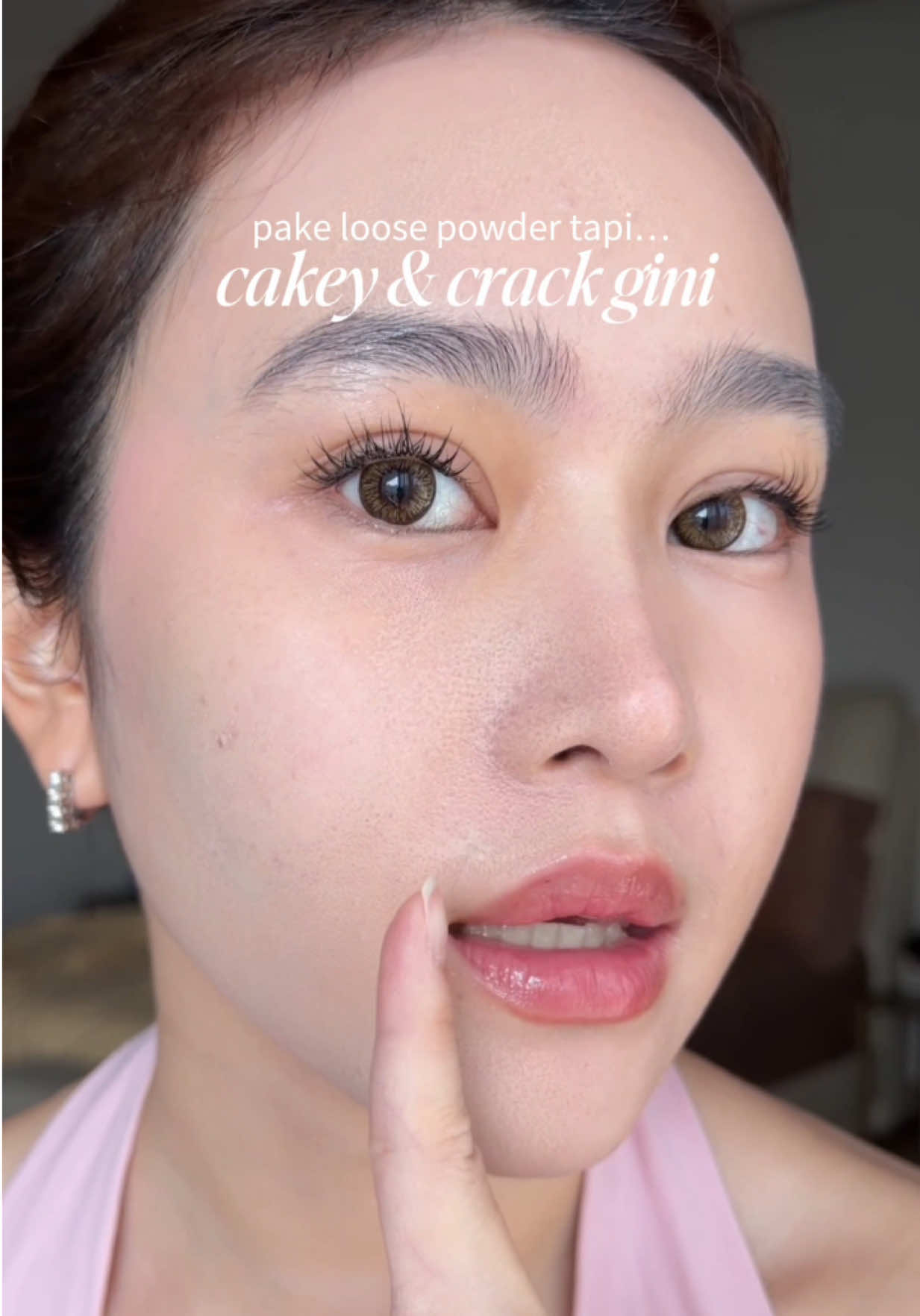 sebuah tips cara pake loose powder supaya ga crack gini… #makeupglassskin #makeupglow #settingsprayviral #koreanglassskin 