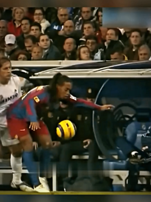 Olha o que o Ronaldinho fez com esse jogador do Real Madrid!!  #fyp #fy #ronaldinho #realmadrid #barcelona #drible #copadomundo #world #futebol