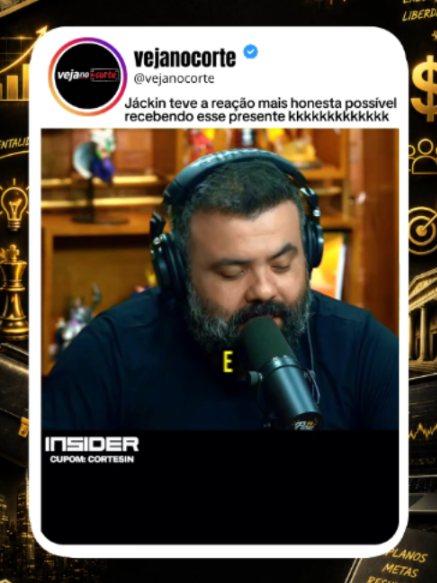 @insiderstoreoficial -Parece um pano kkkkkkkk #insidercy   O chef francês Erick Jacquin é conhecido por seu humor espontâneo, reações explosivas e bordões icônicos. Em realities como o MasterChef Brasil e Pesadelo na Cozinha, ele diverte o público com seu jeito autêntico de avaliar pratos e repreender cozinheiros. O sucesso do chef na internet é tão grande que ele próprio lida muito bem com as brincadeiras e memes criados a partir de seu sotaque e de suas expressões. Alguns de seus momentos mais engraçados incluem:O famoso bordão 