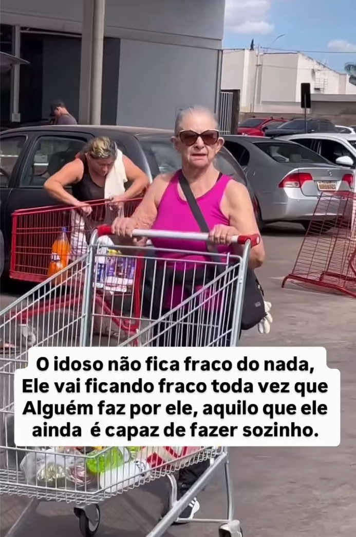 Dona Terezinha com seus 88 anos preza por autonomia e fazer compras, faz parte de sua rotina.  . Envelhecer não significa perder a capacidade de fazer as coisas. Sempre que for possível e seguro, incentivar o idoso a se movimentar, caminhar, fazer compras, levantar, carregar pequenas coisas e participar da rotina ajuda a preservar força, equilíbrio, autonomia e autoestima. Cuidar também é incentivar a independência. ❤️💪 #envelhecimentoativo #vidaativa #idosossaudaveis #qualidadedevida #autonomia