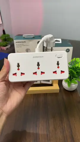 Ổ điện đa năng mở rộng từ 1 cổng ra 3 cổng để sử dụng nhiều thiết bị chịu tải Tốt tích hợp thêm 4 cổng sạc nhanh cho điện thoại
