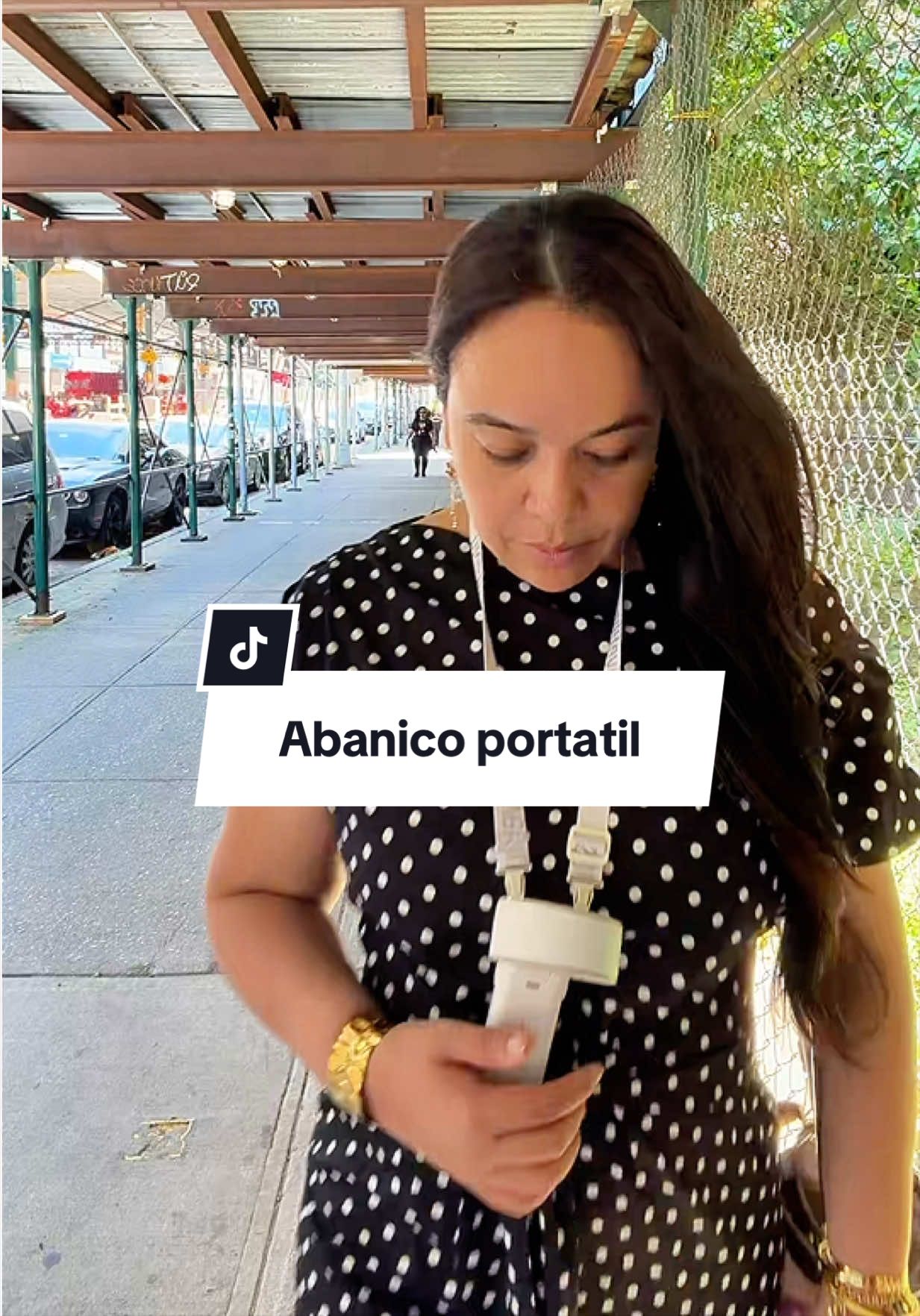 Este mini ventilador portátil es mi salvación en pleno calor 🥵➡️😌 Recargable, hasta 15 horas de batería, 100 velocidades de aire fuerte, y viene con correa para colgarlo o clip para tu bolsa. Lo llevas literal a todos lados 👇 Precio sujeto a cambios sin previo aviso. #ventiladorportatil #calorextremo #tiktokshopfinds #gadgetsverano #frescoentodoslados