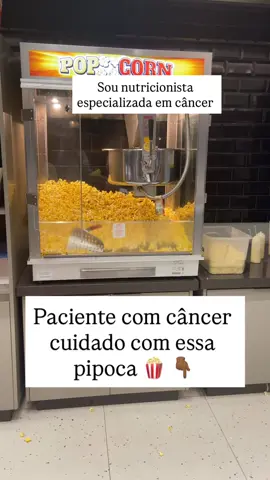 A pipoca não é a vilã. O problema, na maioria das vezes, é como ela é preparada. 🍿 O milho é um cereal rico em fibras e compostos antioxidantes. Quando preparada de forma simples, a pipoca pode fazer parte de uma alimentação equilibrada, inclusive durante o tratamento do câncer, desde que seja compatível com a orientação individual. Mas a pipoca vendida em muitos cinemas costuma receber grandes quantidades de óleo, manteiga saborizada, excesso de sal e outros ingredientes que aumentam bastante o teor de sódio, gordura e calorias. Isso significa que não é necessário cortar a pipoca, mas vale a pena consumir com moderação e fazer escolhas conscientes. Cada paciente é único. Se você está em quimioterapia, radioterapia ou passou por uma cirurgia recente, suas necessidades nutricionais podem ser diferentes. Por isso, a orientação deve ser individualizada. 💚 Alimentação não é sobre medo. É sobre fazer boas escolhas na maior parte do tempo.  . #nutricionistaoncologica #tratamentooncologico #quimioterapia #pacienteoncologico 