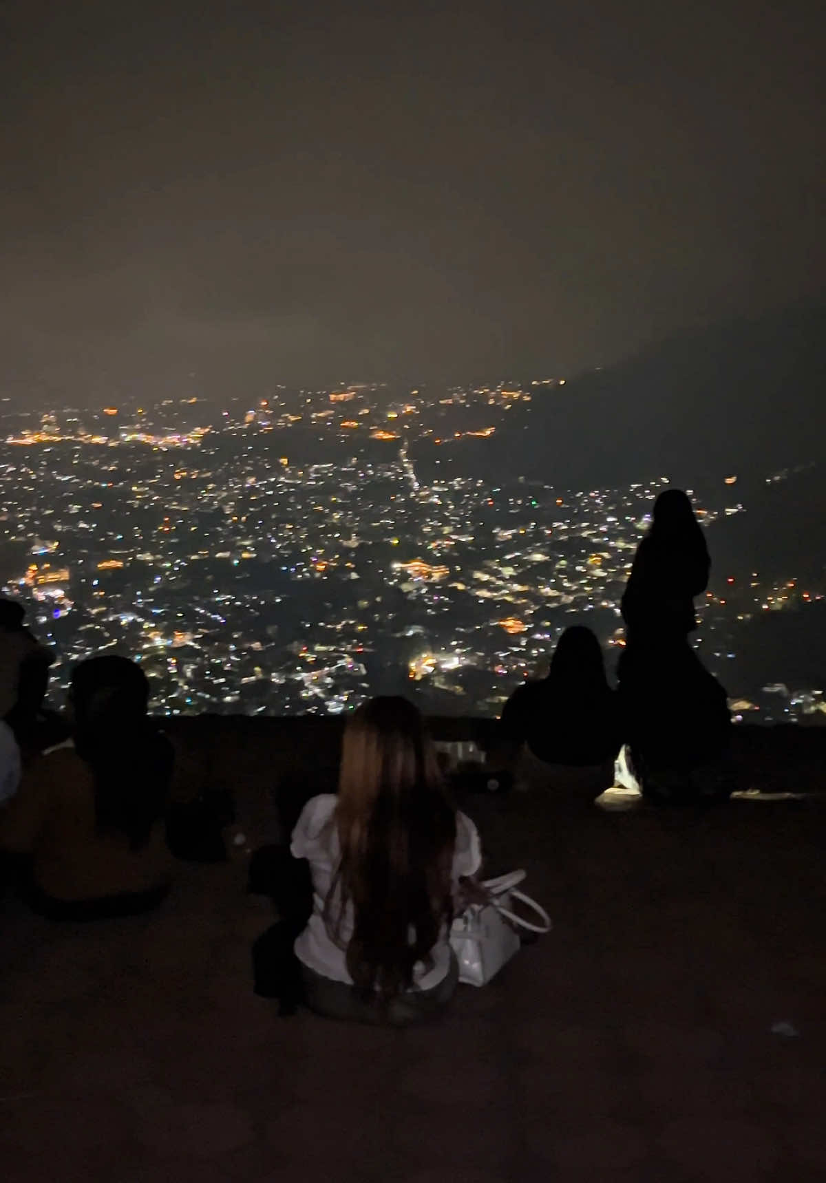 Kenangan terbaik selalu hidup di tempat yang pernah dipenuhi cinta, Taman langit Batu contohnya 😜✨ #paralayang #paralayangbatumalang #malangterkini #malanghits 