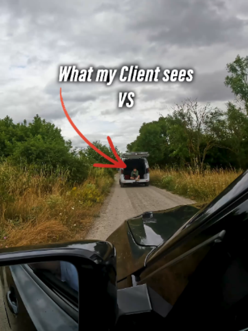Was mein Kunde sieht: ein fertiges Cinematic-Video 🎬 Was ich sehe: Feldweg, Bock im Kofferraum und 3 Stunden Setup-Zeit 😅 So läuft ein normaler Drehtag bei olivrr media wirklich ab. #videography #behindthescenes #videograf #contentcreator #kleinaberoho