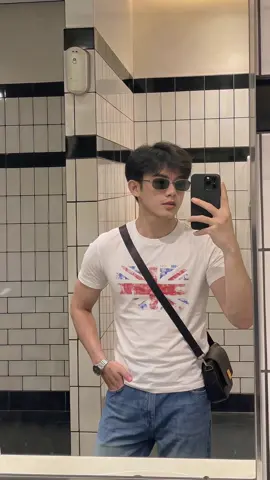 Cakep bgt nih kaosnya buat nongkrong, fitnya mantep bgt di badan #kaosfitted #kaospria #fitcheck 