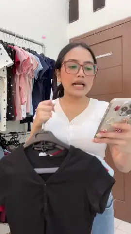 Atasan Wanita Blouse Lengan Pendek V Neck Kancing Depan Model Simple Elegan Casual Kekinian Daily Outfit Bahan Adem Nyaman Dipakai Original Premium Quality Fashion Terbaru Tampilan Modis Cocok Untuk Kantor Hangout Jalan-Jalan 63406