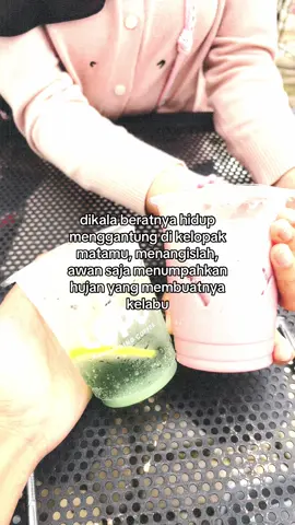 Dikala beratnya hidup menggantung di kelopak matamu, menangislah. Jangan paksa dirimu untuk sentiasa kelihatan kuat hanya kerana dunia terbiasa melihatmu tersenyum. Ada luka yang tidak mampu dijelaskan dengan kata-kata, ada penat yang tidak terlihat oleh mata manusia, dan ada kesedihan yang terlalu lama dipendam hingga akhirnya menjadi beban di dada. Menangislah jika itu yang mampu membuat hatimu sedikit lega. Kerana air mata bukan tanda kelemahan, tetapi bukti bahawa selama ini kamu sudah berjuang sekuat yang mampu. Tidak semua kesedihan perlu disembunyikan, dan tidak semua luka harus ditanggung seorang diri.Lihatlah awan di langit. Ketika ia terlalu sarat menanggung titisan hujan, ia tidak memaksa dirinya untuk tetap cerah. Ia melepaskan apa yang dipikulnya, menumpahkan hujan yang membuatnya kelabu. Namun setelah itu, langit perlahan-lahan kembali terang, dan dunia kembali bernafas dengan tenang. Begitulah juga manusia. Hati yang terlalu lama menanggung beban tanpa pernah melepaskannya akhirnya akan lelah. Maka jangan merasa bersalah apabila suatu hari kamu menangis kerana hidup terasa terlalu berat. Ada kalanya air mata menjadi bahasa yang tidak mampu diucapkan oleh bibir. Percayalah, tidak selamanya malam akan gelap, dan tidak selamanya hujan akan turun. Apa yang sedang kamu lalui hari ini mungkin terasa begitu menyakitkan, tetapi suatu saat nanti kamu akan melihat ke belakang dan menyedari bahawa kamu berjaya melewati semuanya walaupun pernah hampir menyerah.Jadi jika hari ini matamu terasa berat menahan tangis, jangan tahan semuanya sendirian. Menangislah. Lepaskan apa yang memberatkan hatimu. Kerana bahkan awan pun tahu bahawa untuk kembali ringan, ia perlu melepaskan hujan yang dipikulnya. Dan begitu juga dirimu, kamu tidak harus sentiasa kuat untuk membuktikan bahawa kamu mampu bertahan.