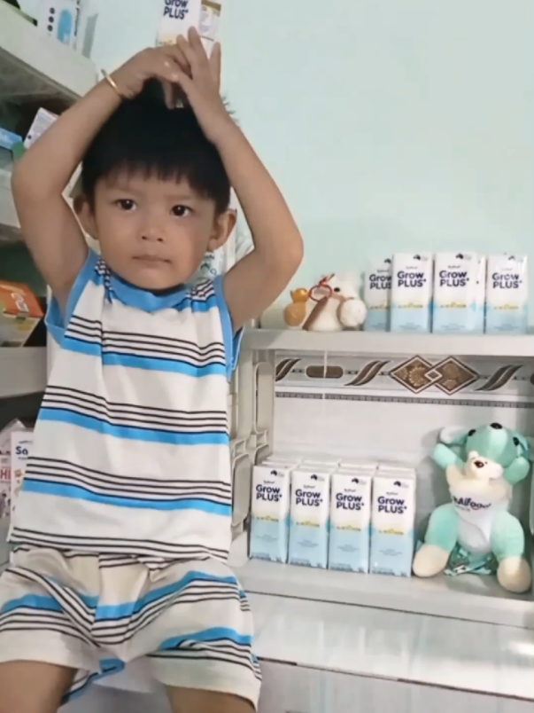 Hết tuần gặp hết sữa.  Refill nhanh kệ sữa cho Bắp Cải nha. Trước khi đi ngủ uống 1 hộp GrowPLUS+ A2 Beta-Casein thì yên tâm con có chiếc bụng khoẻ và ngủ ngon hơn.  #MomchelinA2Club #GrowPLUSA2 #SuaA2 #nutifood  #nuoicon 
