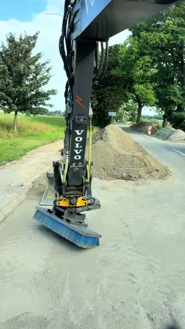 Work smarter, not harder. 💪🧹 #Excavator #Volvo #Engcon #SEEquipment #Czechdigger 