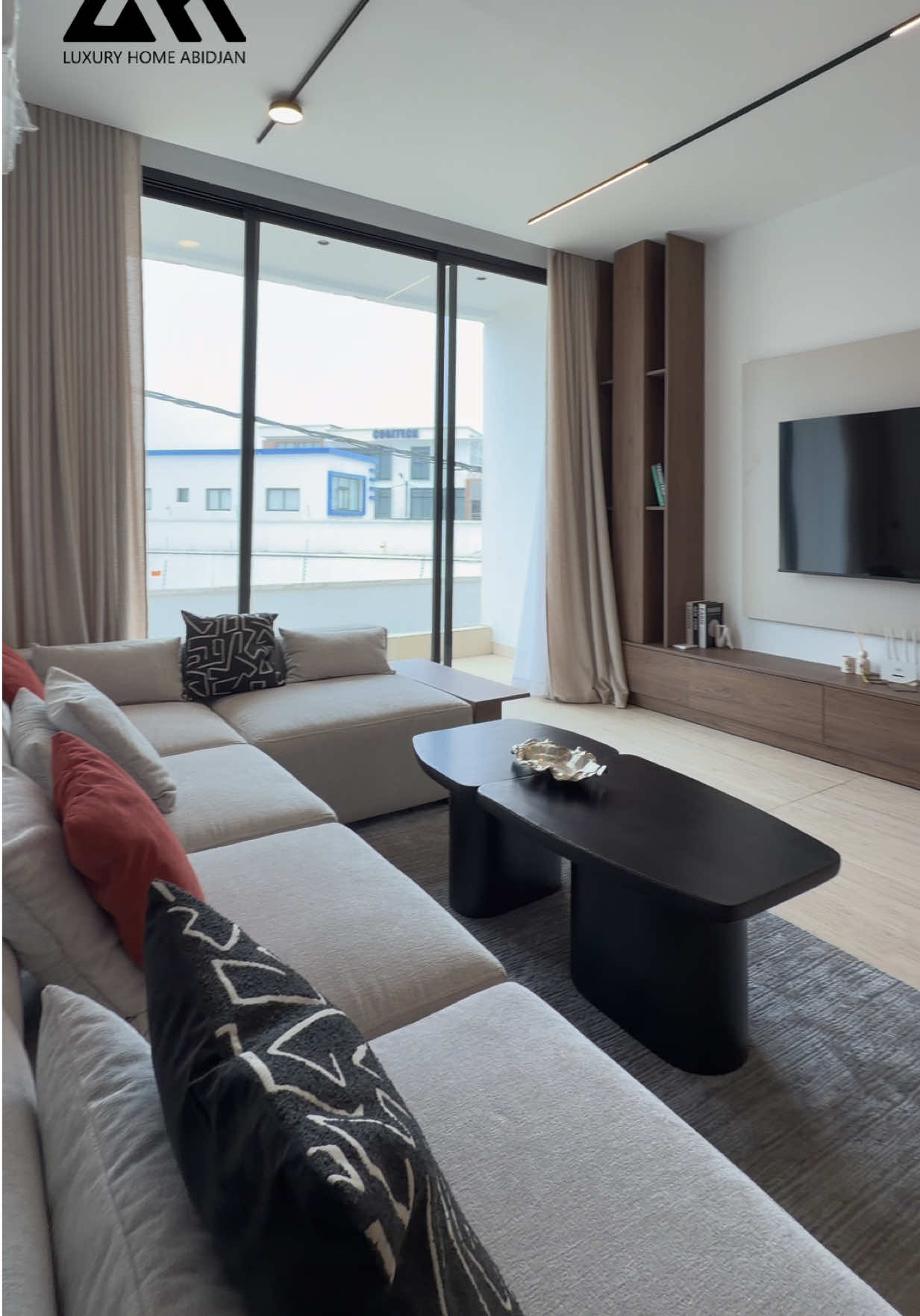 VENTE  – APPARTEMENT SMART COCODY ANGRÉ NOUVEAU CHU  Découvrez SMART, un appartement moderne pensée pour allier confort, sécurité et qualité de vie, idéalement située à Angré Nouveau CHU. Ces appartements de type T3, d’une superficie de 150 m², offrent des espaces généreux et lumineux, parfaits pour une résidence principale ou un investissement immobilier. La résidence est équipée d’un ascenseur, d’un service de conciergerie, d’un parking sécurisé et bénéficie d’un accès facile, pour un quotidien pratique et agréable. Pour plus d’informations veuillez nous contacter aux numéros suivants :  +225 27 22 23 83 80  +225 07 49 871 713 +225 07 49 87 65 01 Email: info@luxuryhomeabidjan.com #LuxuryHomeAbidjan #LHA #realestate #AppartementAVendre #ImmobilierAbidjan 