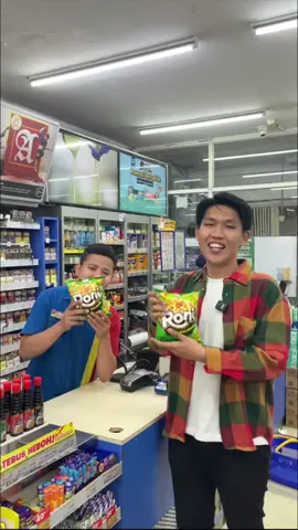 Kalau udah masuk minimarket, target utamanya cuma satu: NYARI RONI! 🎯🤣 Nagih parah woy, crunchy dan bumbunya lumer di mulut. Gak usah ragu, urusan makaroni langsung aja #PilihRONI yang #RenyahnyaPASTI 💥 @ronimakaroni.id zjsuqmca
