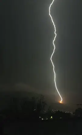 Impresionante caída de rayo en tormenta eléctrica en Guerrero 😱 ⚡️ #rayo #rayos #lluvias #tormentaelectrica #paratiiiiiiiiiiiiiiiiiiiiiiiiiiiiiii 