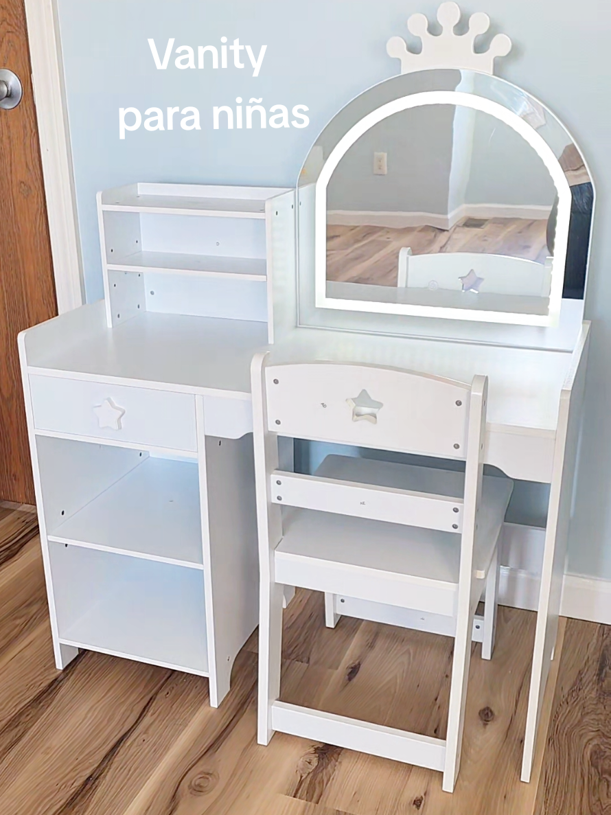 💗 Este vanity de madera para niñas es el detalle perfecto para crear un espacio especial en su habitación ✨🪞 Con espejo con luces, silla incluida y espacio para organizar sus cositas. Ideal para sus momentos de juego e imaginación.  #VanityParaNiñas #giftsforgirls  #vanity  #girlsroom #BlackFriday 