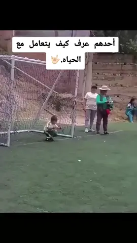 طفل يلعب ويرقص