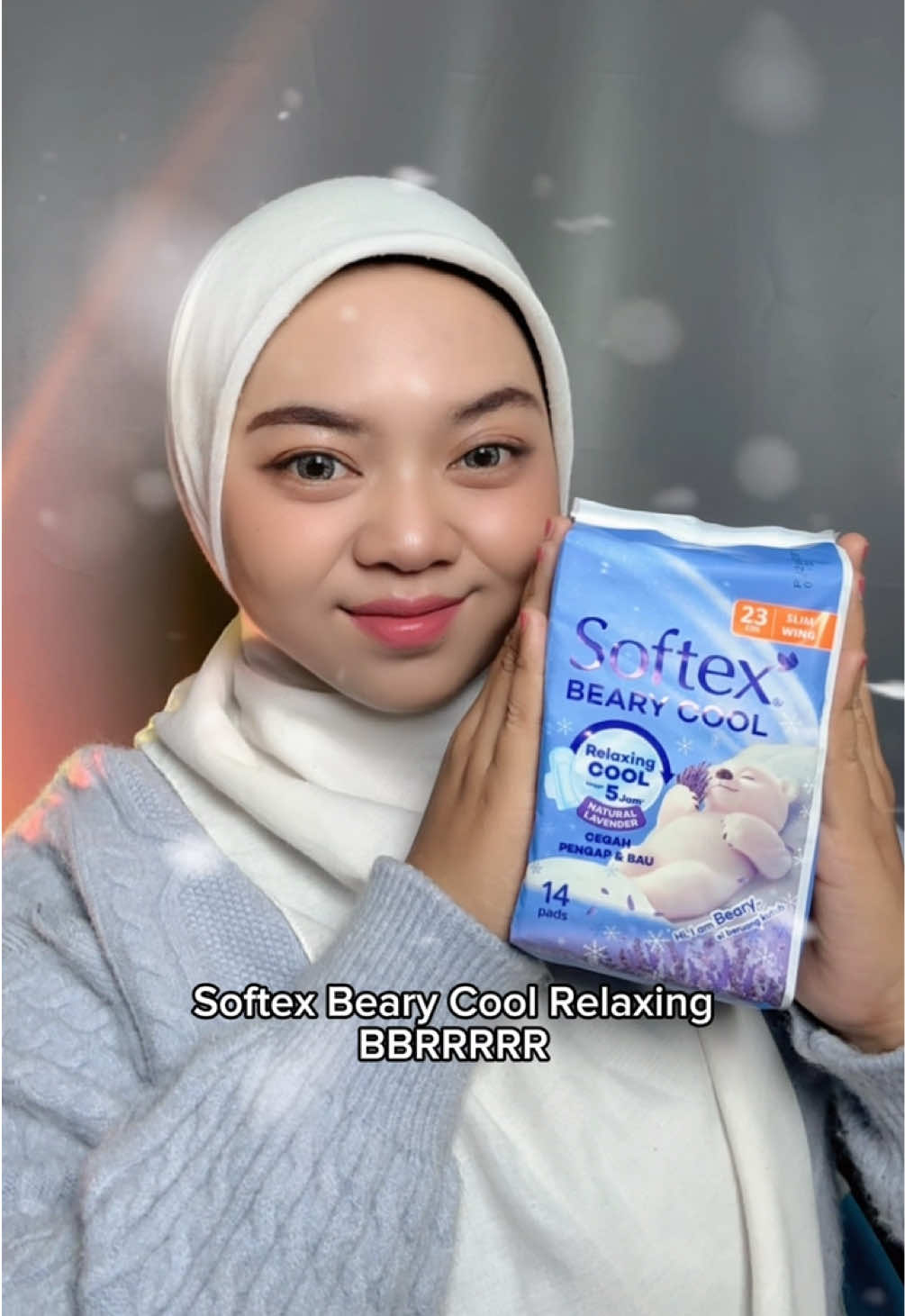 PMS datang, mood ikut naik turun. 😵‍💫 Tapi setidaknya aku masih bisa tetap nyaman beraktivitas berkat Softex Beary Cool. Sensasi dinginnya bikin lebih fresh dan membantu melewati hari-hari PMS dengan lebih nyaman. 🧸❄️  @Softex Indonesia @indomaret  #SoftexBearyCool #Relaxingcool5jam #BersamaBeary #NaturalLavender 