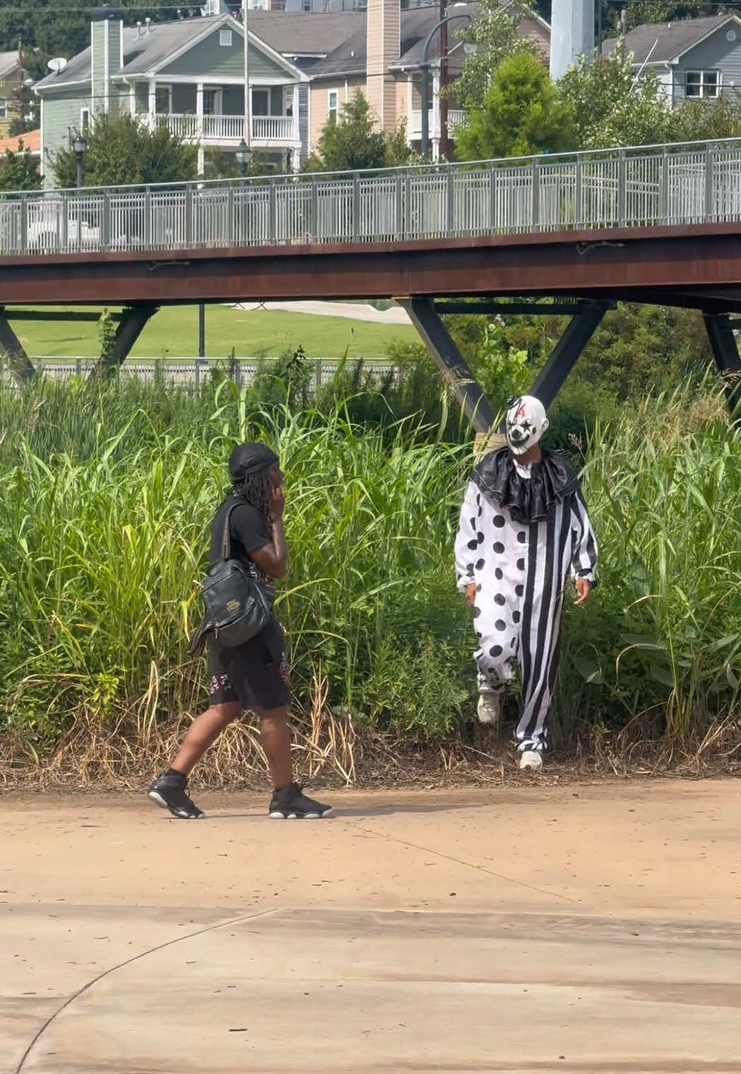 How would you react?? #fyp #viral #trending #hoodpranks #scarypranks 