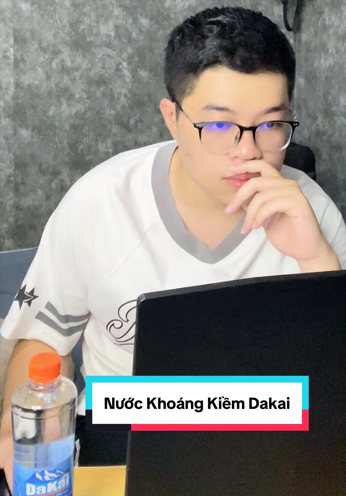 Đi thể thao làm việc thì Bill luôn chọn nước khoáng kiềm Dakai để sử dụng #DaKai #NuocKhoangKiem #MatLanhViKhoang #RangRoQuaHe 