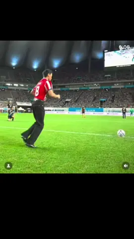 🤣⚽ NAM CA SĨ K-POP CÀ HẨY GIỮA SÂN NHƯNG DÀN CẦU THỦ MAN CITY – ATLÉTICO MADRID KHÔNG AI QUAN TÂM Trước trận giao hữu giữa Manchester City và Atlético Madrid tại Hàn Quốc, Choi San của nhóm ATEEZ có màn biểu diễn ngay giữa sân trong khuôn khổ Coupang Play Series. Điều hài hước là trong khi nam ca sĩ đang “cháy” hết mình với những động tác nhảy cực sung, cầu thủ hai đội đã xếp hàng sẵn để chuẩn bị thi đấu và phần lớn chỉ đứng nhìn khá lạnh lùng, gần như chẳng ai có phản ứng gì đặc biệt. Một bên là sân khấu K-pop cực nhiệt, một bên là hai đội bóng chỉ chờ… đá bóng. 😅 CHẮC TRONG ĐẦU CÁC CẦU THỦ LÚC ẤY CHỈ CÓ MỘT SUY NGHĨ: “XONG CHƯA ĐỂ CÒN ĐÁ?” #choisan #football #fyp #idolkpop #foryou 