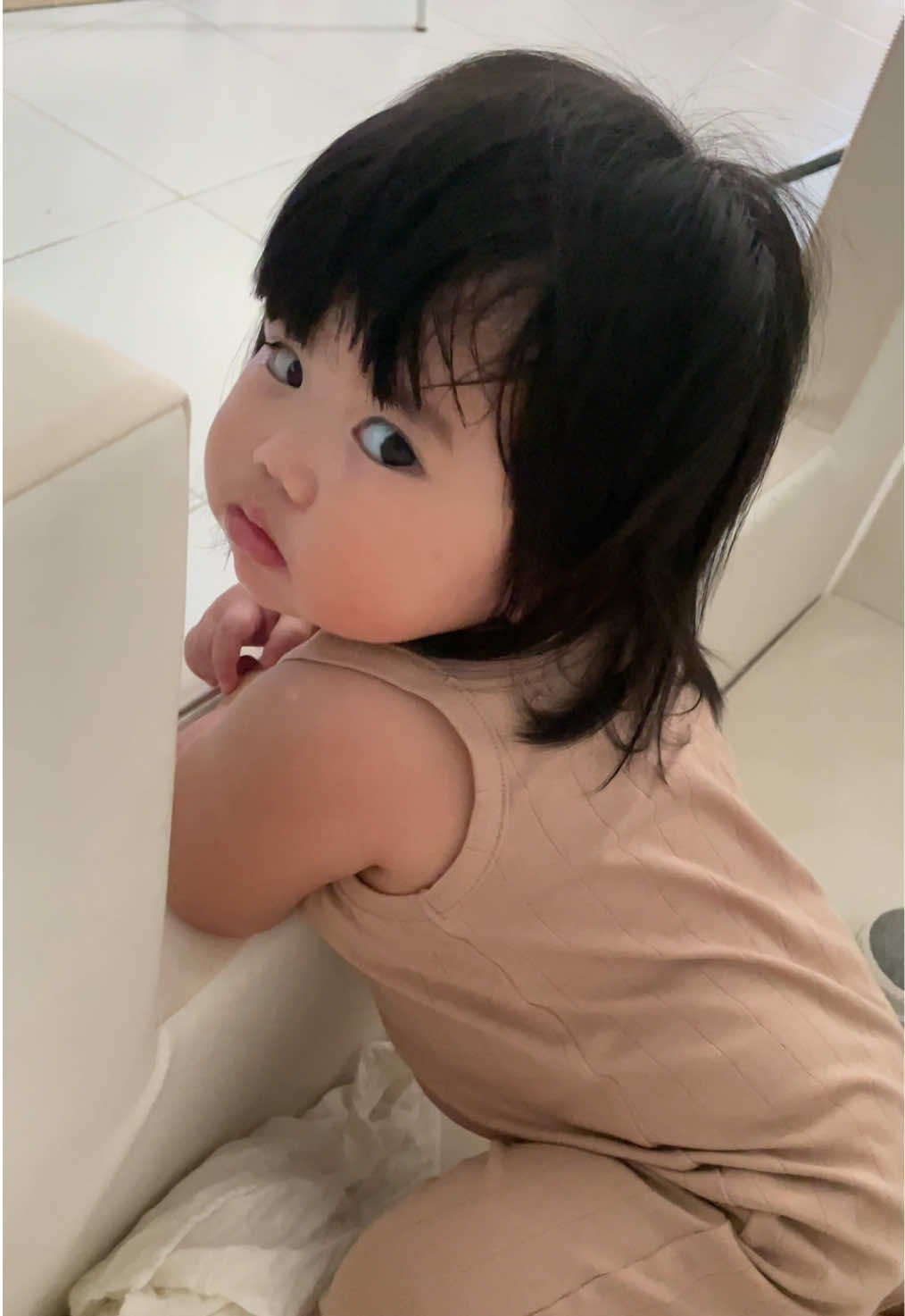 ตื่นมาไม่ร้องเลย แม่เข้ามาเห็นนั่งอยู่คนเดียว😂 #jingjingnada #จิงจิง #แม่และเด็ก 