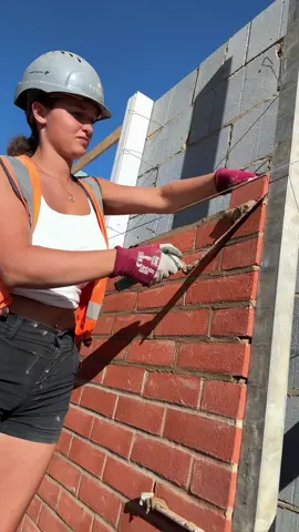 Just me laying bricks… you’re welcome for the ASMR 🧱😮‍💨🔊 #ASMR #Bricklaying #Satisfying #thefemalebrickie 