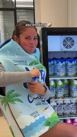 hollllyyyyyy #vitacoco #coconutwater 