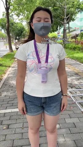 If you feel sticky the moment you step outside, having a handheld fan like this to cool down quickly is a real lifesaver. #portablefan #handheld #handfan #summeressentials #diveblues 