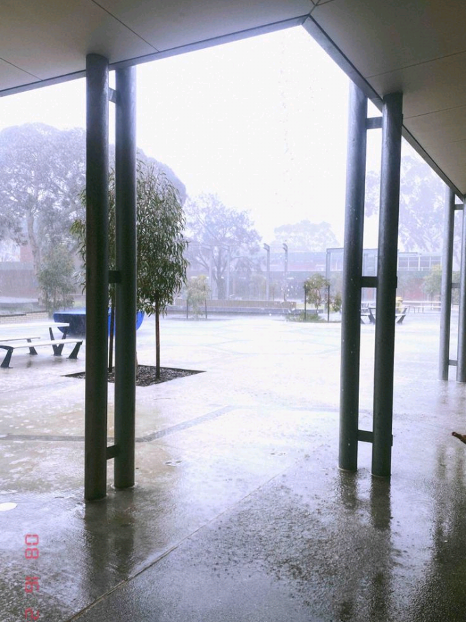 I love rainy days at school broo, I had journalism yesterday and I messed up so bad, they told me to write six paragraphs and I only wrote three, hey at least all of the paragraphs are long tho, still lost tho #rainyschooldays #school #asmr #xyzbca #followme 