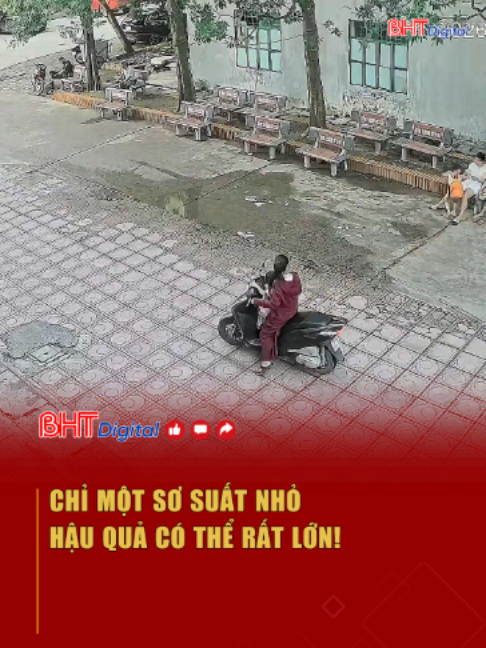 Camera ghi lại khoảnh khắc người mẹ chở con nhỏ, dừng xe quên tắt máy... chiếc xe lao nhanh và va chạm với ô tô đậu bên đường sau cú vặn ga của cháu nhỏ. Cre: Giao thông văn minh #giaothong #phuhuynh #xega #canhbao #social 