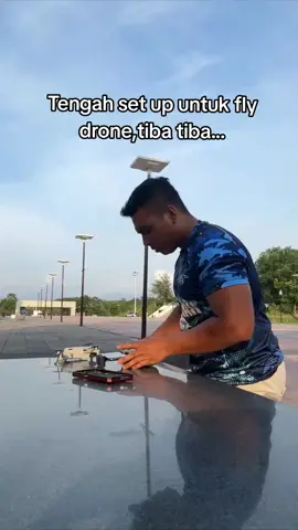 Korang kalau nk fly drone tlg la alert dgn keadaan...Kalau fly kat tempat org ramai tlg jaga jarak dron.Tak memasal#fyppppppppppppppppppppppp #fypシ #GenshinImpact #realdydy 
