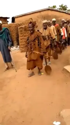 partie 6: les  doyens du village sont sortis pour assister à la cérémonie de papa honoré 