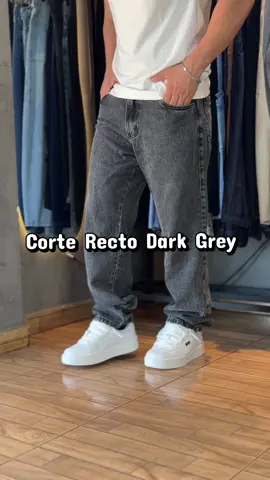 El clásico que no puede faltar en tu armario. Un corte recto, cómodo y versátil que combina perfecto con todo: desde remeras Oversize hasta looks más casuales. 🪡Tela Rígida Blanda 📏Talles: 36 al 48 💰Solo 110.000 Gs. #jeans #modamasculina #cdepy🇵🇾 