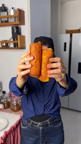 ⁨	⁨	ورژن ایرانیزه شده چیمیچانگا (Chimichangas) مکزیکی-آمریکایی🌯  ‪‪@setare_cook‬‬  چیمیچانگا؛ بوریتوی مکزیکیِ سرخ‌شده 🤤🇲🇽 اگه بوریتو دوست داری، این یکی رو حتماً امتحان کن! چیمیچانگا در واقع همون بوریتوییه که بعد از رول شدن، سرخ میشه و بیرونش ترد و طلایی میشه 😍 📝 مواد اولیه: 🍗 فیله مرغ: ۴ عدد 🌭 سوسیس کوکتل: ۳ عدد 🫑 فلفل دلمه‌ای: نصف ۱ عدد 🍄 قارچ: ۲۰۰ گرم 🧀 پنیر پیتزا: به مقدار لازم 🌯 نان تورتیلا: به مقدار لازم 🥫 رب آرنوش: ۲ قاشق غذاخوری 🧂 نمک، فلفل سیاه، فلفل قرمز، پودر سیر، پودر پیاز 💛 زردچوبه: اختیاری 🫗 روغن: برای تفت دادن و سرخ کردن 👩🏻‍🍳 طرز تهیه: اول مرغ رو با کمی روغن و ادویه‌ها تفت می‌دیم. بعد سوسیس و رب آرنوش رو اضافه می‌کنیم و تفت می‌دیم تا رنگ رب باز بشه و عطرش آزاد بشه 😋 حالا فلفل دلمه‌ای و قارچ رو اضافه می‌کنیم و تفت می‌دیم تا آب قارچ کشیده بشه. 🌯 نان تورتیلا رو باز می‌کنیم و از مواد به همراه پنیر پیتزا وسطش می‌ذاریم و مثل بوریتو رول می‌کنیم. بعد چیمیچانگاها رو از همه طرف داخل روغن سرخ می‌کنیم تا کاملاً طلایی و ترد بشن ✨ 🤫 و اما راز خوشمزگیش: رب آرنوش! حتماً امتحانش کنید؛ هم رنگ قشنگی می‌ده، هم یه طعم خونگی و خوشمزه به مواد می‌ده که فوق‌العاده‌ش می‌کنه 😍 📌 دستور نان تورتیلا هم توی هایلایت «نان تورتیلا» هست. راستی می‌دونستین چیمیچانگا مدل‌های مختلفی داره؟ 👀 اگه دوست دارین مدل های دیگه‌شو هم بهتون یاد بدم برام بنویسید😍