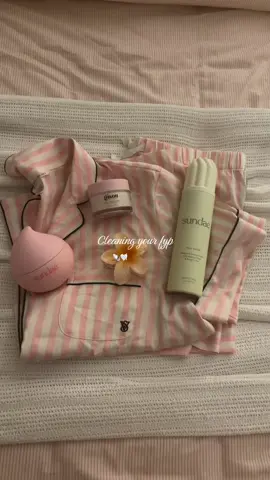 Stop scrolling!! Cleaning your for you page with a night routine xx 🎀💗 #cleaningyourfyp🎀 #cleangirlaesthetic #getreadywithme #aesthetic #pink 