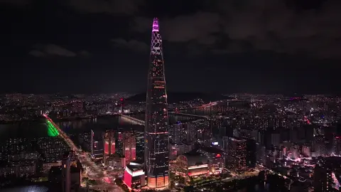 Seoul from above 🇰🇷🌃✨ Lotte World Tower standing tall over a city that truly comes alive at night. There’s nothing quite like seeing Seoul from this perspective. 🚁🏙️🇰🇷🇰🇷 #Seoul #SouthKorea #LotteWorldTower #SeoulAtNight #drone 