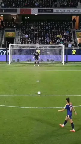 Elles aussi savent faire trembler les filets… ⚽🔥 Quand le penalty devient une œuvre d’art. 👑 #womenfootball #penalty #football #Soccer #tiktokfootball 