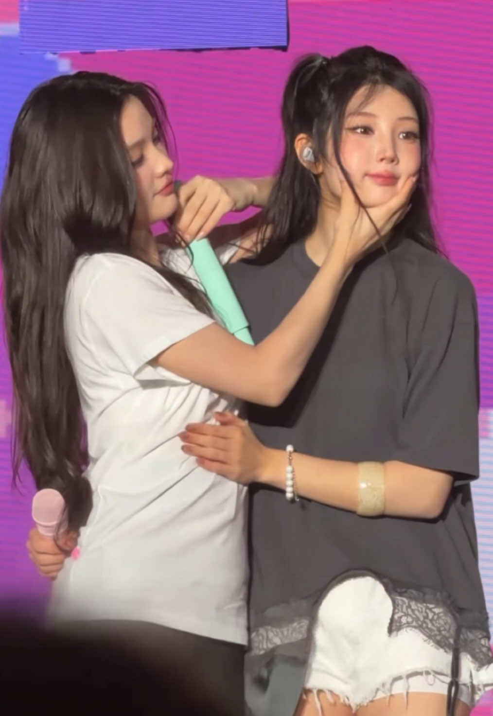 Heeroz, masters in fan service (I’m the fan being serviced) #iroha #wonhee #fancam #illit #kpop 260822